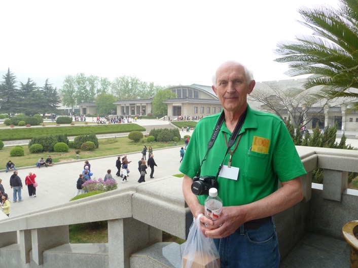 Tom outside the Museum p1020512